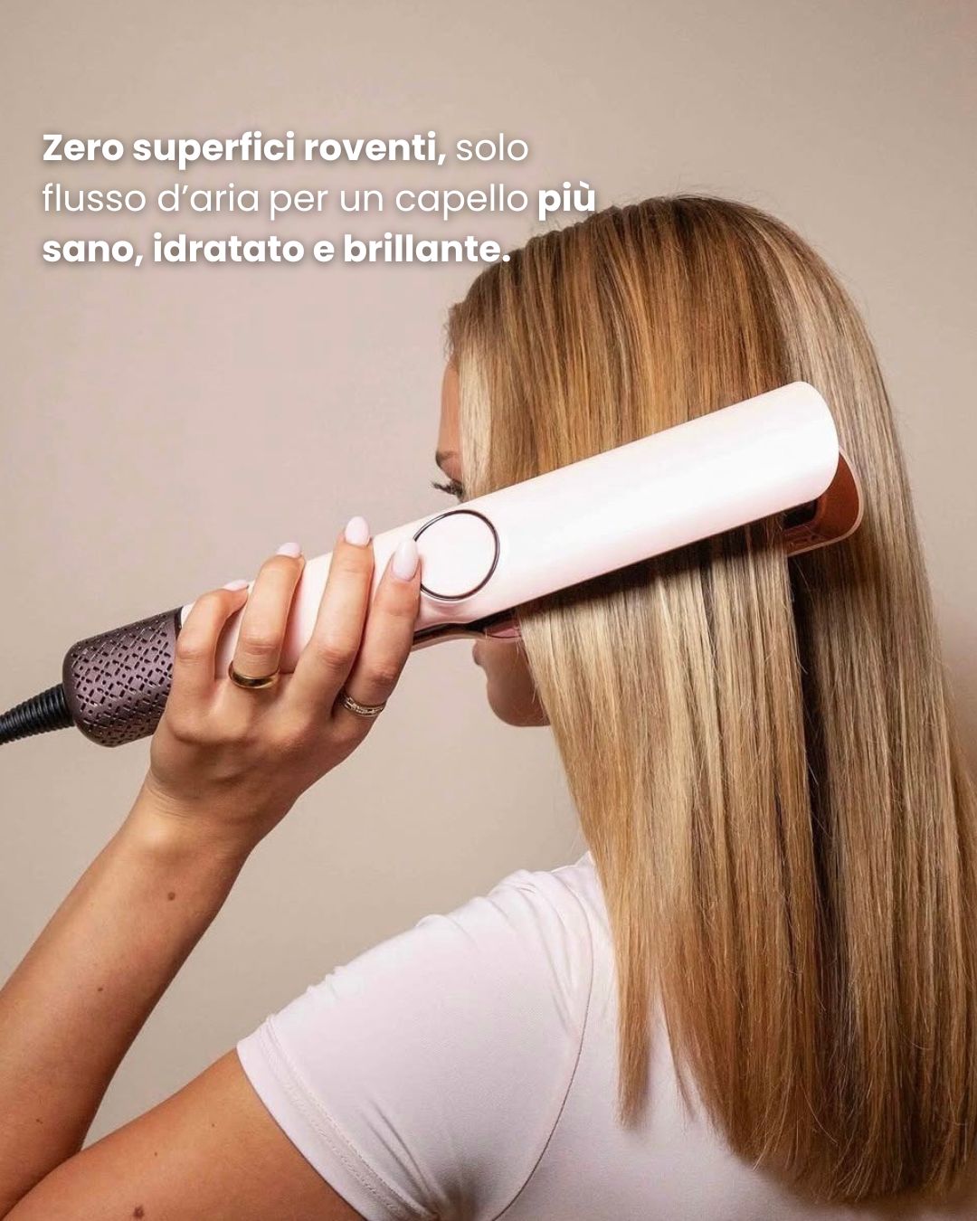 Donna che utilizza AirLiss Evo sui capelli - Risultato capelli lisci ottenuto con AirLiss Evo 